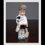 Christian, Dreng som leger læge. Figur i Royal Copenhagens serie af minibørn nr. 006