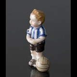Michael, Dreng som spiller fodbold. Figur i Royal Copenhagens serie af minibørn nr. 007