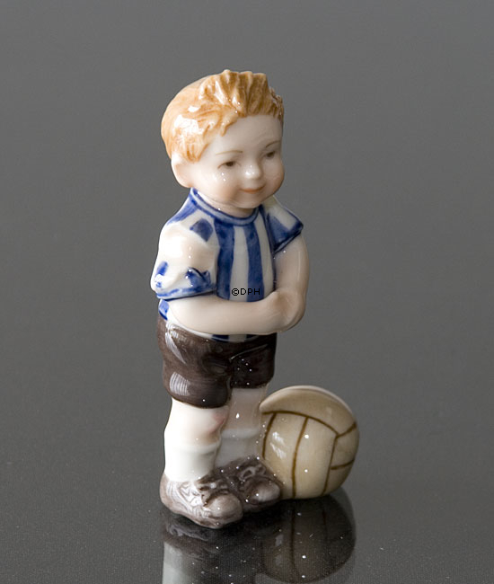 Michael, Dreng som spiller fodbold. Figur i Royal Copenhagens serie af minibørn nr. 007