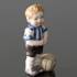 Michael, Dreng som spiller fodbold. Figur i Royal Copenhagens serie af minibørn | Nr. 1249007 | Alt. 1249007 | DPH Trading