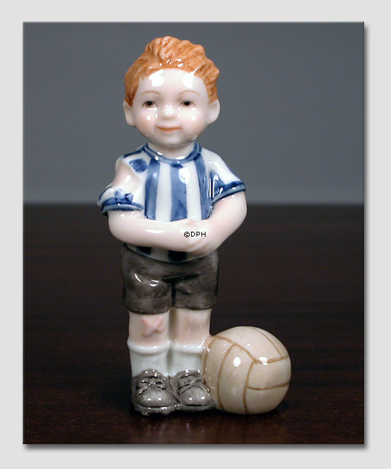 Michael, Dreng som spiller fodbold. Figur i Royal Copenhagens serie af minibørn nr. 007