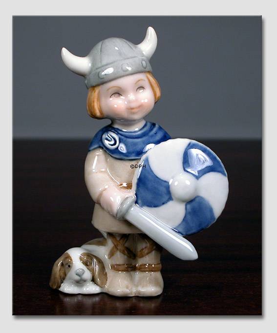 Knud, Dreng der leger viking. Figur i Royal Copenhagens serie af minibørn nr. 009