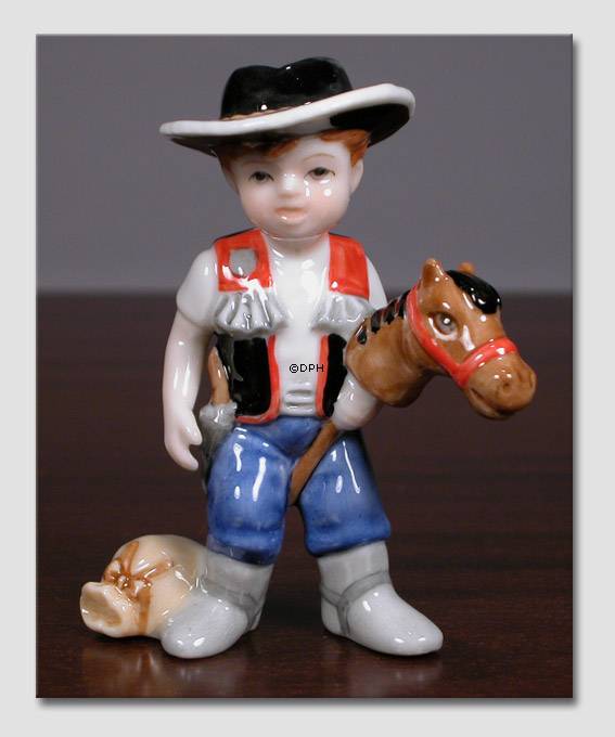 Thomas, Cowboy dreng. Figur i Royal Copenhagens serie af minibørn nr. 011