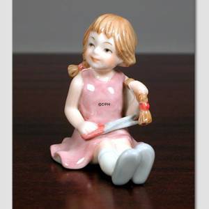 Maria, Pige som klipper sit hår. Figur i Royal Copenhagens serie af minibørn | Nr. 1249013 | Alt. 1249013 | DPH Trading