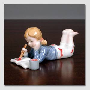 Sarah, Pige der maler. Figur i Royal Copenhagens serie af minibørn | Nr. 1249015 | Alt. 1249015 | DPH Trading
