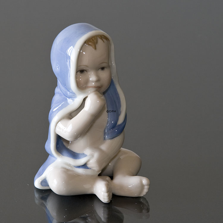 Siddende baby, dreng, Royal Copenhagen figur nr. 022