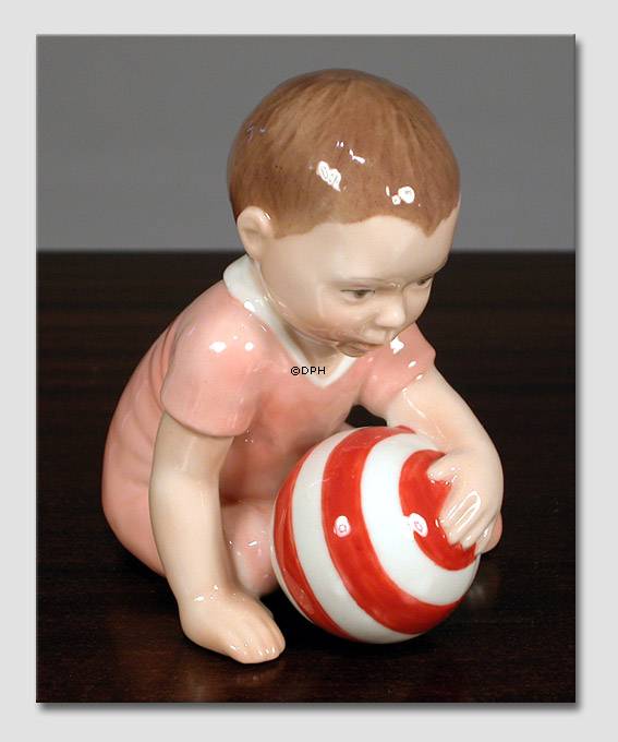 Pige med bold, Royal Copenhagen figur nr. 023