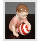 Mädchen mit Ball, Royal Copenhagen Babyfigur Nr. 023