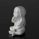 Baby sitzt mit seiner Decke auf dem Kopf, weiße Royal Copenhagen Figur Nr. 028