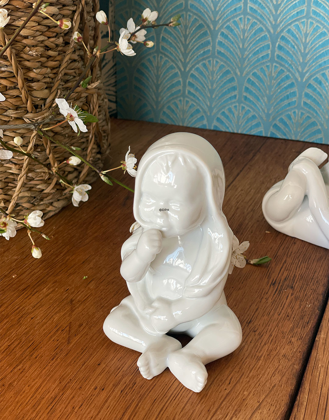 Siddende baby, hvid Royal Copenhagen figur nr. 028