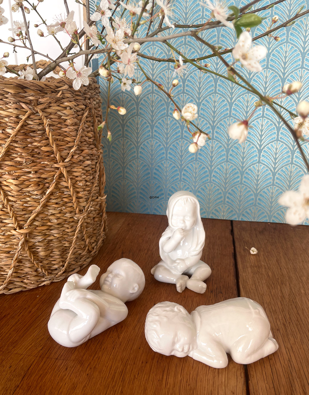 Siddende baby, hvid Royal Copenhagen figur nr. 028