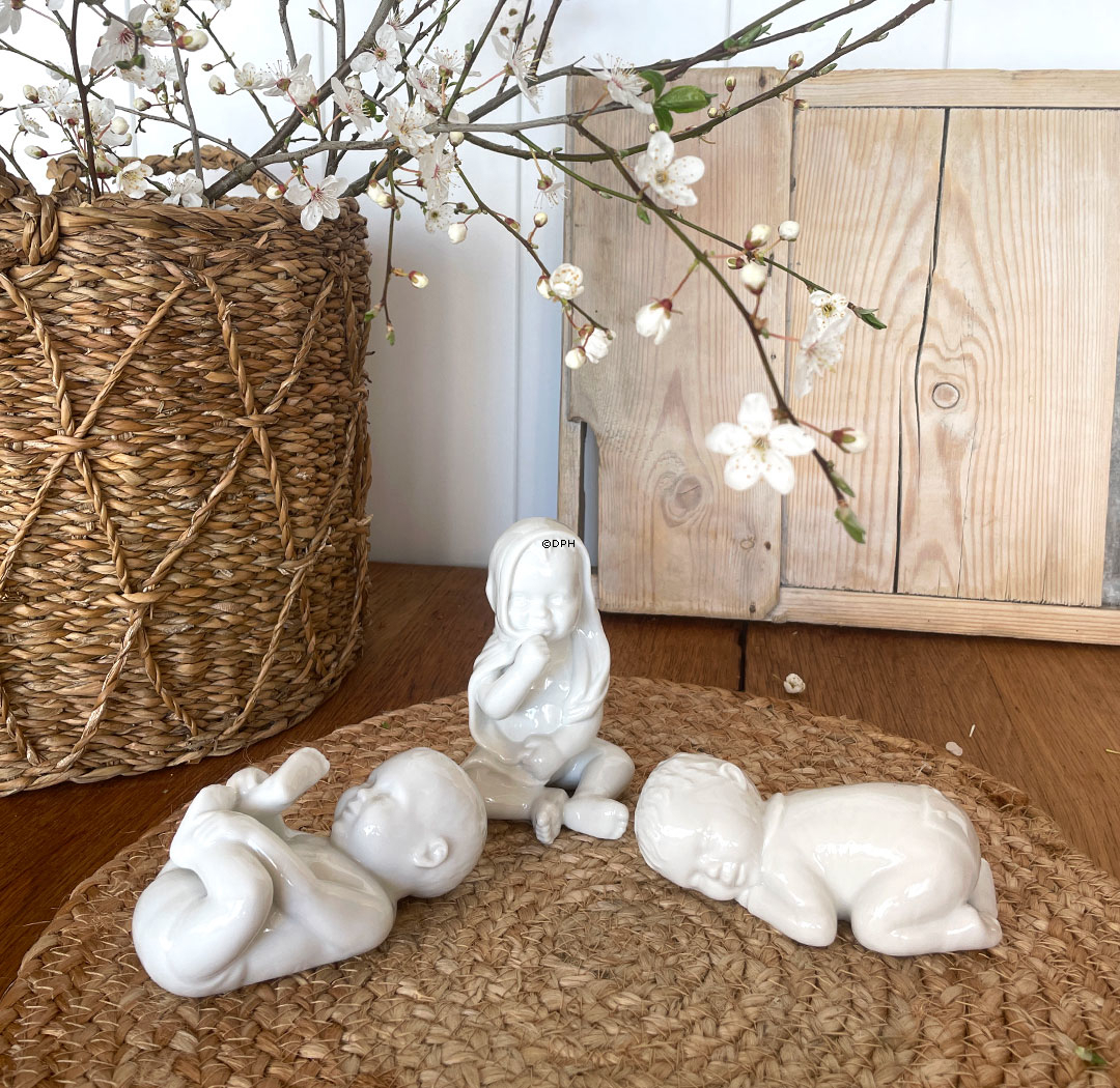 Siddende baby, hvid Royal Copenhagen figur nr. 028