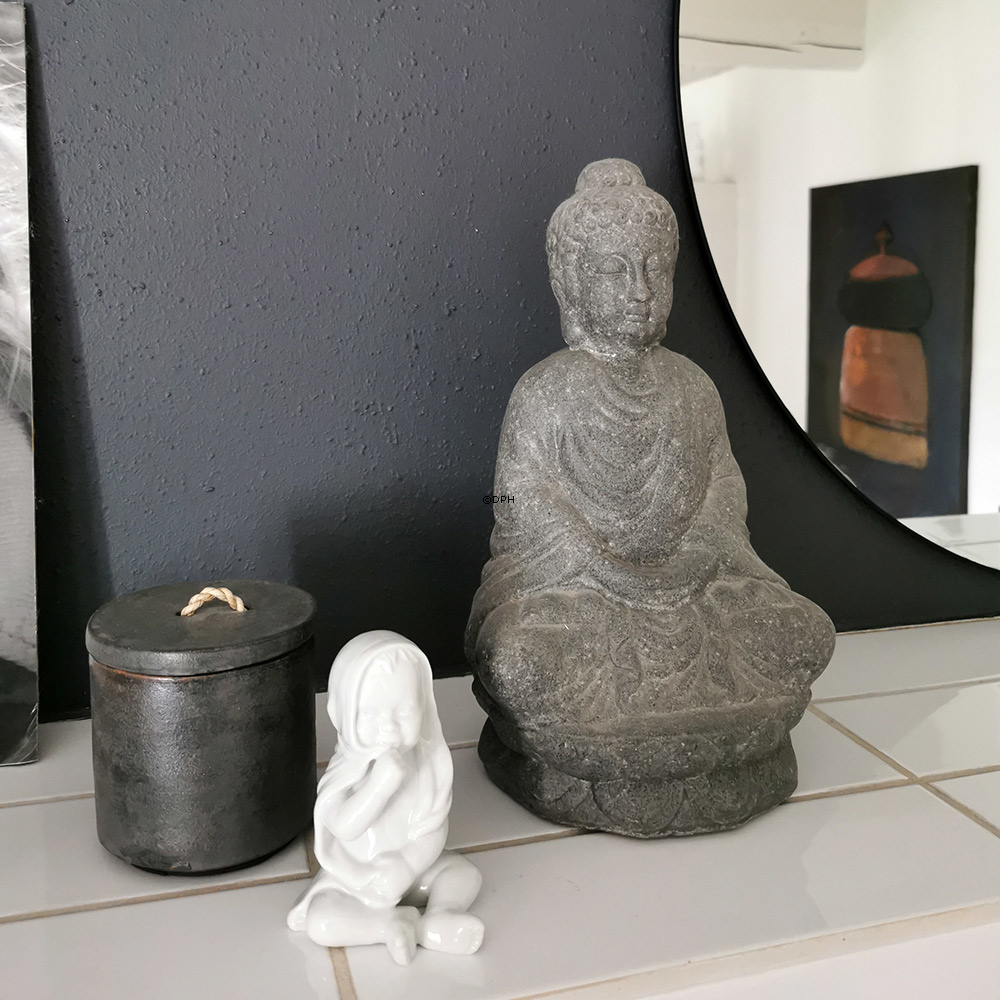 Siddende baby, hvid Royal Copenhagen figur nr. 028