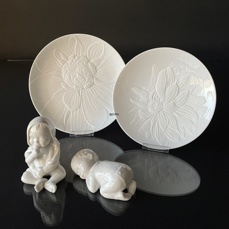 Siddende baby, hvid Royal Copenhagen figur nr. 028