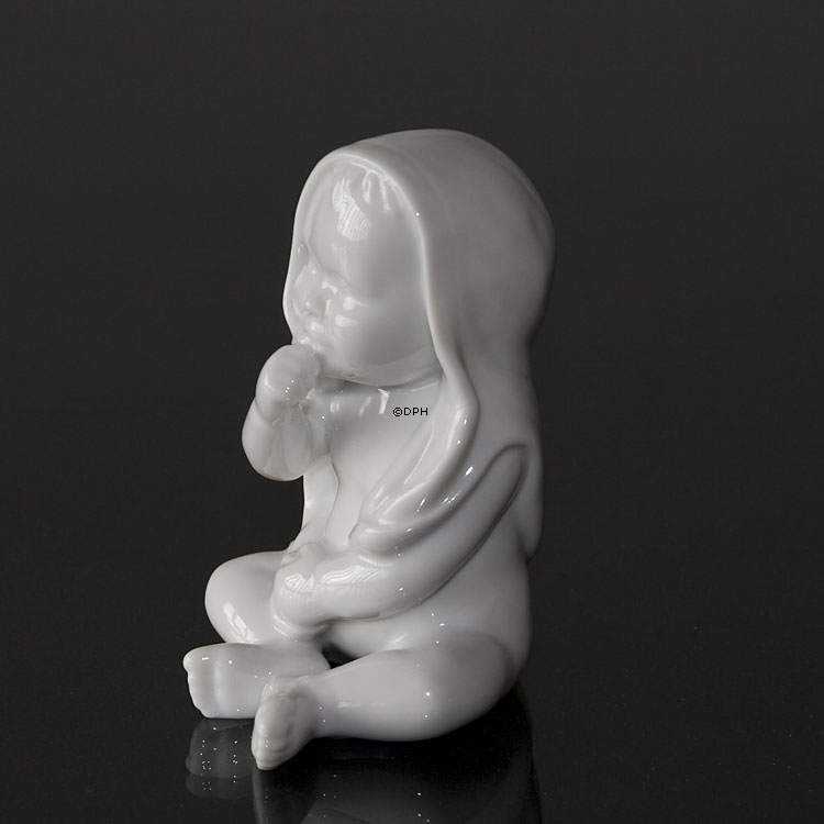 Siddende baby, hvid Royal Copenhagen figur nr. 028