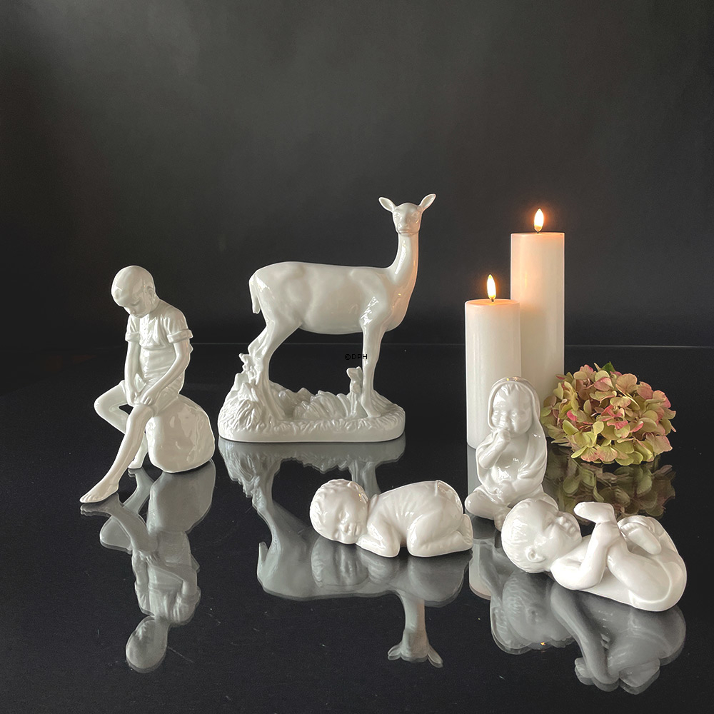 Sovende baby, hvid Royal Copenhagen figur nr. 030