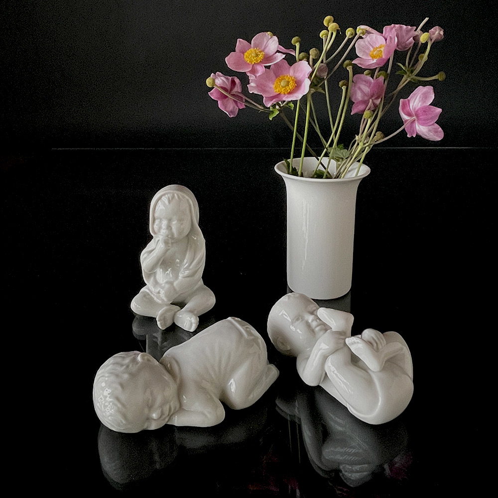 Sovende baby, hvid Royal Copenhagen figur nr. 030