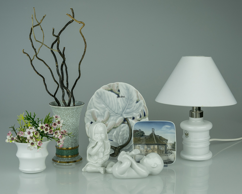 Pludrende baby, hvid Royal Copenhagen figur nr. 031