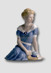 Siddende kvinde, Royal Copenhagen figur nr. 051 i serien af Skandinaviske kvinder