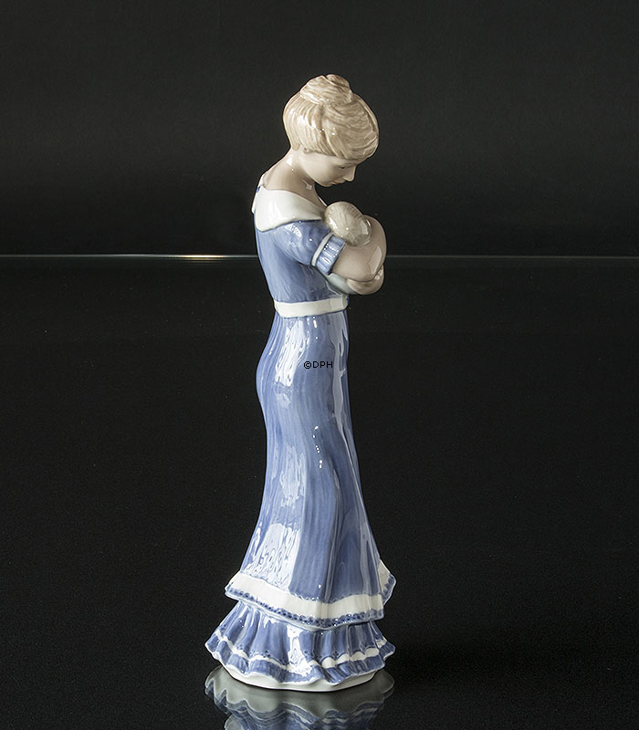 Skandinaviske kvinder, Kvinde med barn, Royal Copenhagen figur nr. 052