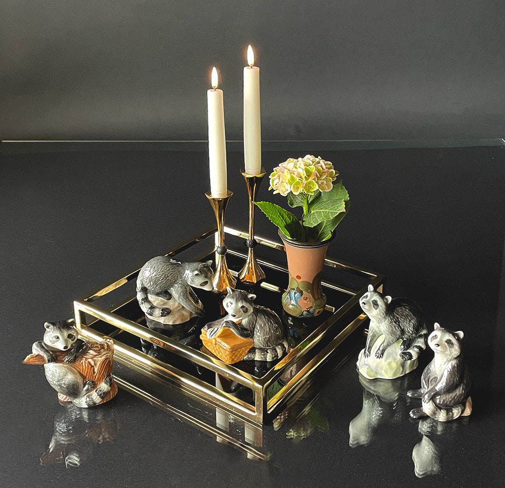 Klatrende vaskebjørn, Royal Copenhagen figur nr. 054