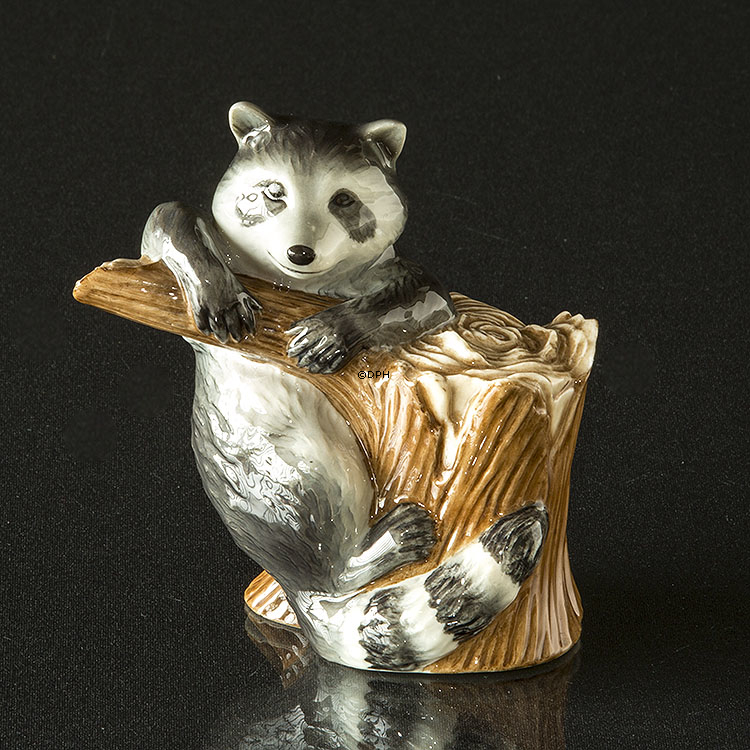 Klatrende vaskebjørn, Royal Copenhagen figur nr. 054