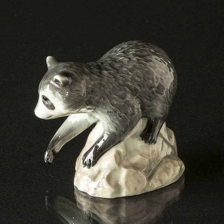 Vaskebjørn på sten kigger ned, Royal Copenhagen figur nr. 056