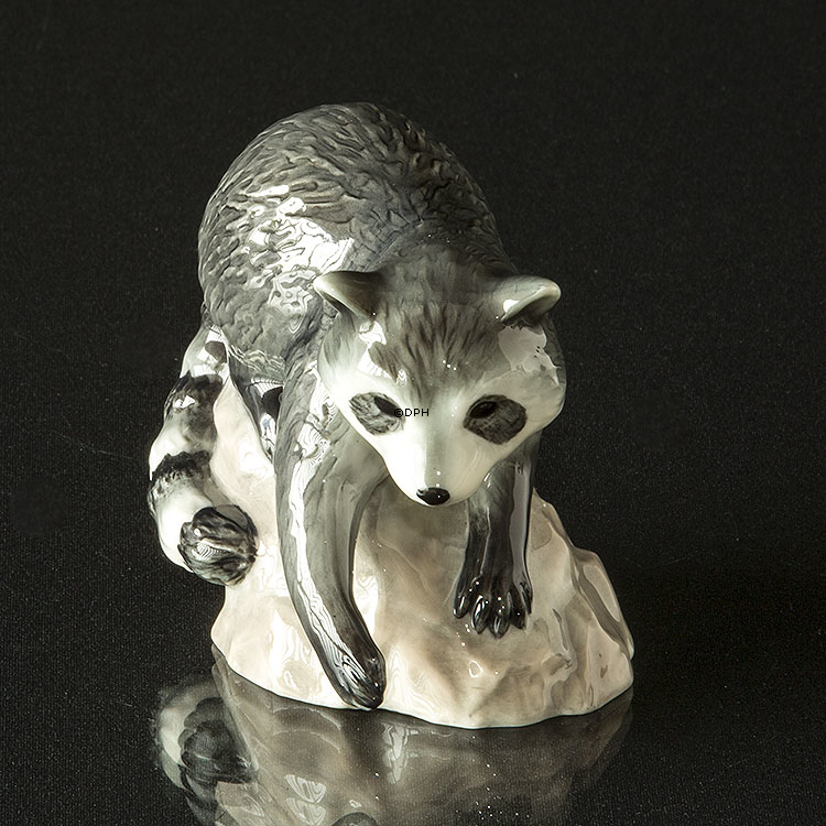 Vaskebjørn på sten kigger ned, Royal Copenhagen figur nr. 056