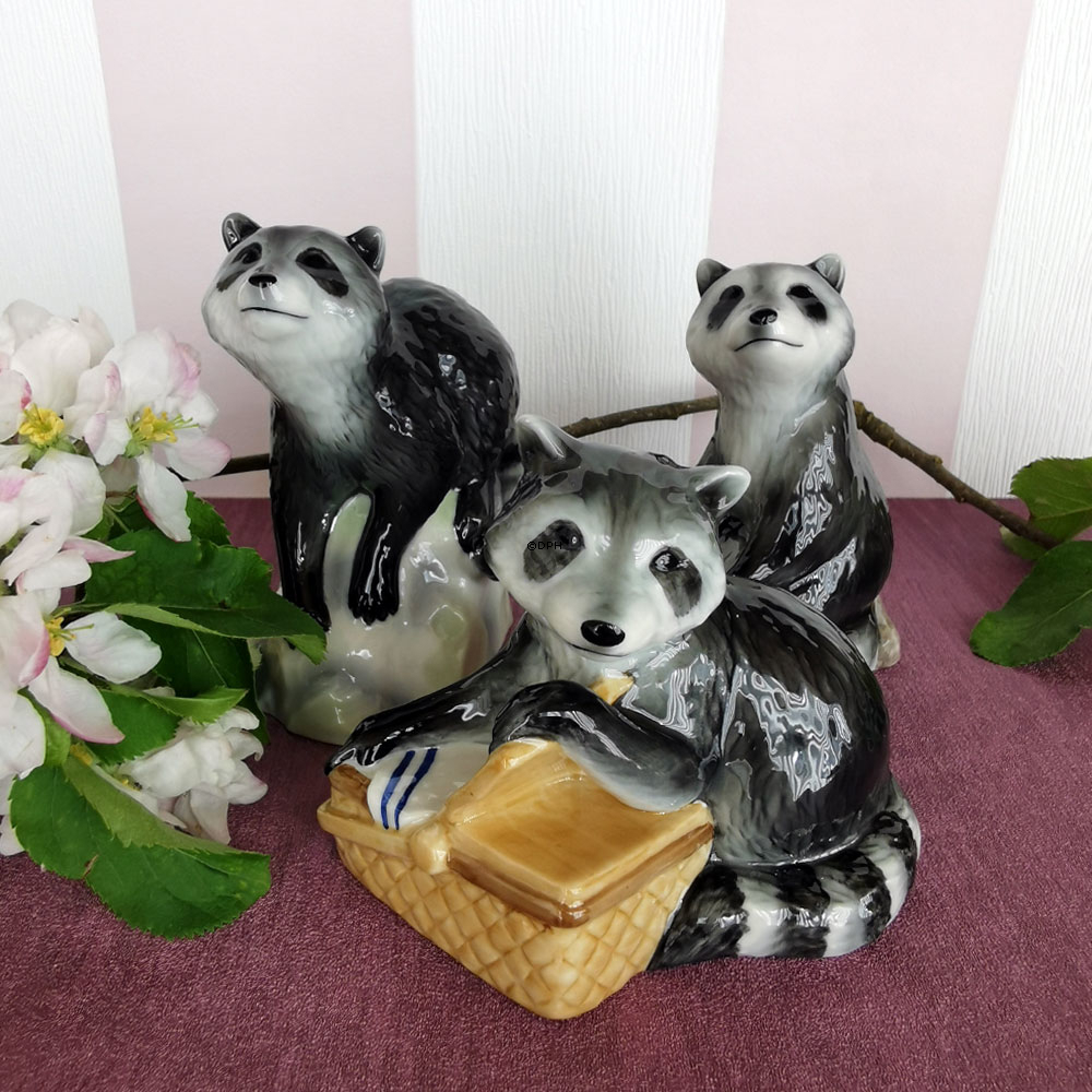 Vaskebjørn på sten kigger op, Royal Copenhagen figur nr. 057