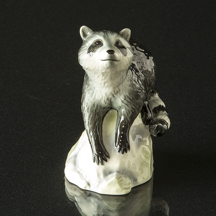 Vaskebjørn på sten kigger op, Royal Copenhagen figur nr. 057