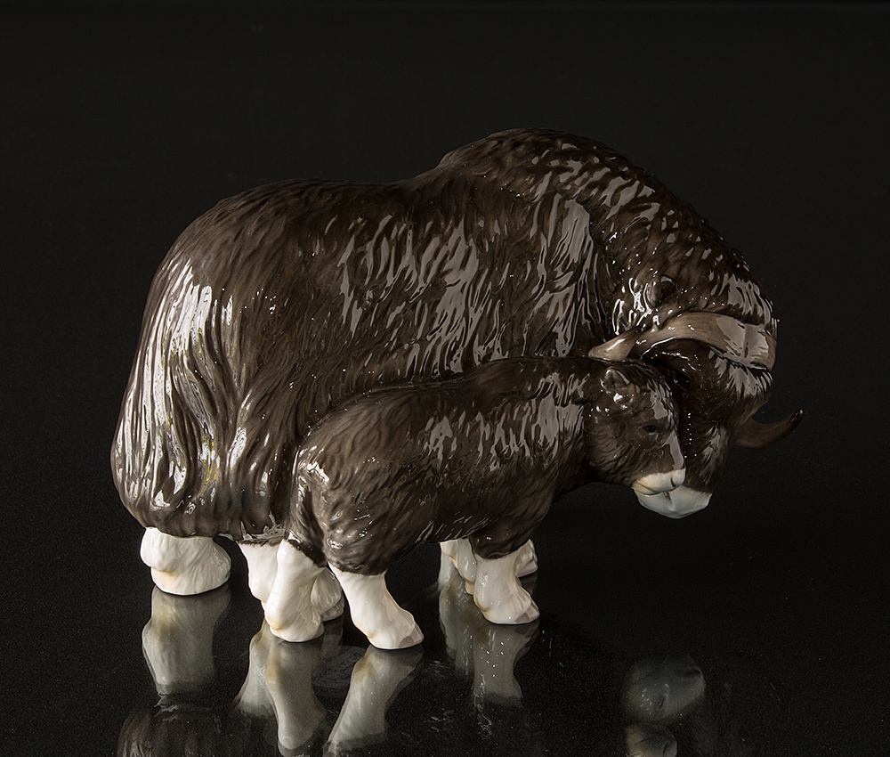 Moskusokse med kalv, Royal Copenhagen figur nr. 089