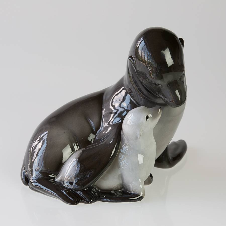 Sæl med unge, Royal Copenhagen figur nr. 090
