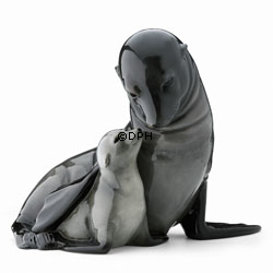 Sæl med unge, Royal Copenhagen figur nr. 090