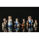 Trolde Lillesøster med frø, Royal Copenhagen troldefigur nr. 098