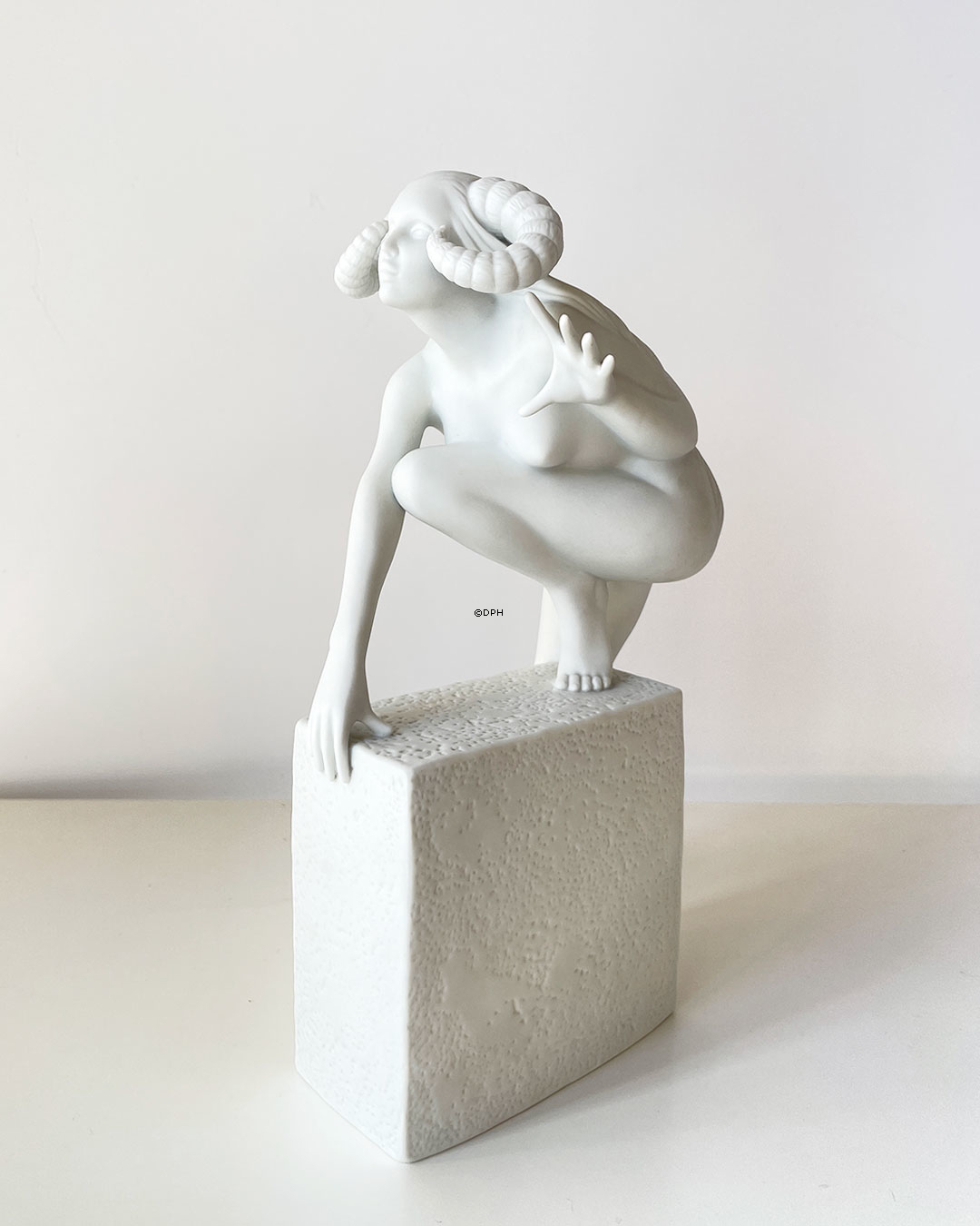 Christel Stjernetegnsfigur, Vædder (20. marts til 20. april), Royal Copenhagen figur nr. 1249102