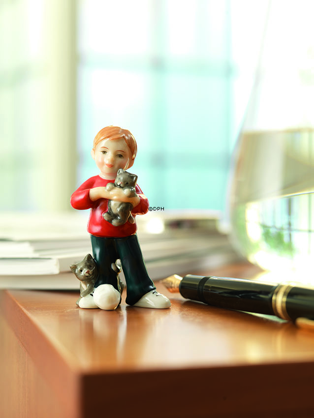 Dreng stående med killing, mini figur Royal Copenhagen nr. 123