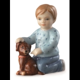 Dreng sidder med hund, mini figur Royal Copenhagen nr. 125