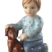 Dreng sidder med hund, mini figur Royal Copenhagen