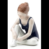 Ballerina sitzt und bindet ihre Schuhe, Royal Copenhagen Figur Nr. 134