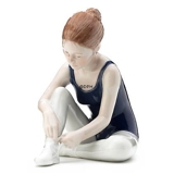 Ballerina sitzt und bindet ihre Schuhe, Royal Copenhagen Figur Nr. 134