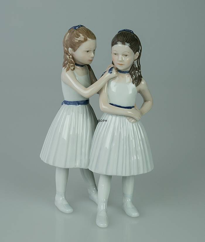 Ballerina, to stående balletpiger, Royal Copenhagen figur nr. 135