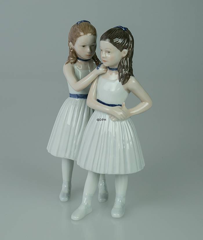 Ballerina, to stående balletpiger, Royal Copenhagen figur nr. 135
