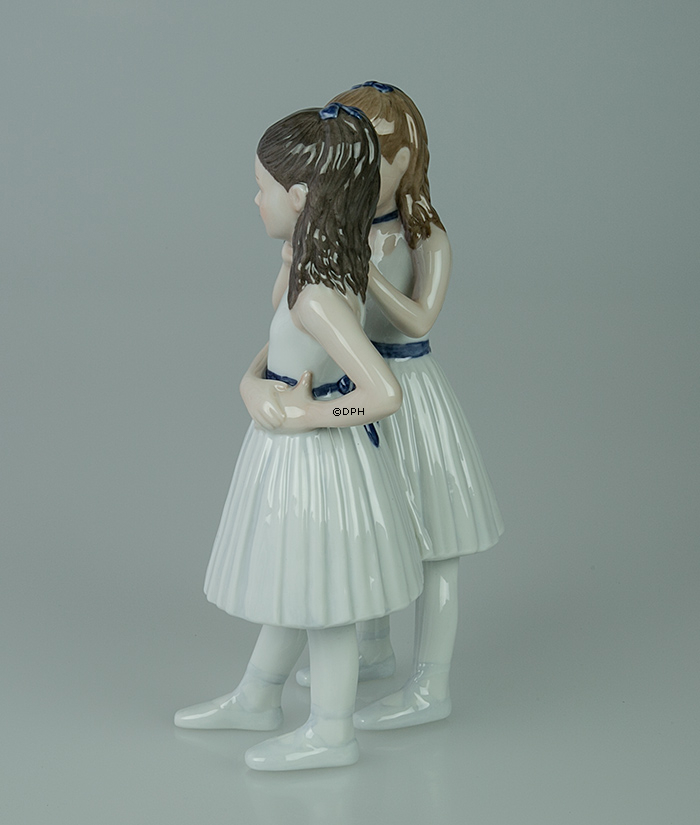 Ballerina, to stående balletpiger, Royal Copenhagen figur nr. 135