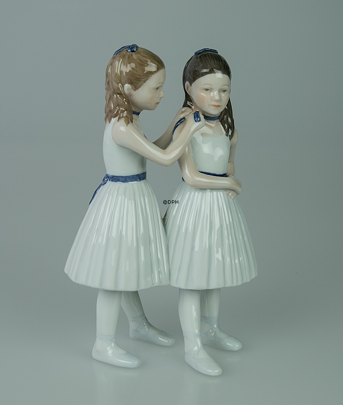 Ballerina, to stående balletpiger, Royal Copenhagen figur nr. 135