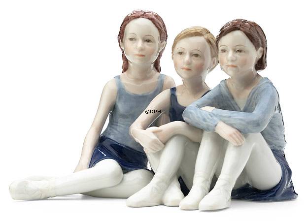 Ballerina, tre siddende balletpiger, Royal Copenhagen figur nr. 136