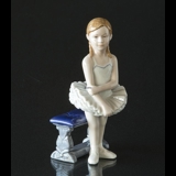 Lille ballerina siddende på bænk, Royal Copenhagen figur nr. 137