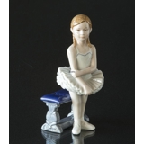 Lille ballerina siddende på bænk, Royal Copenhagen figur nr. 137
