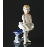 Kleine Ballerina, die bereit zu tanzen ist, Royal Copenhagen Figur Nr. 137