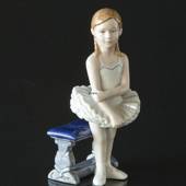 Lille ballerina siddende på bænk, Royal Copenhagen figur