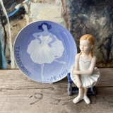 Lille ballerina siddende på bænk, Royal Copenhagen figur nr. 137